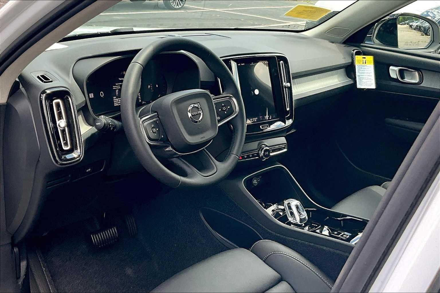 2026 Volvo XC40 Plus - Photo 9