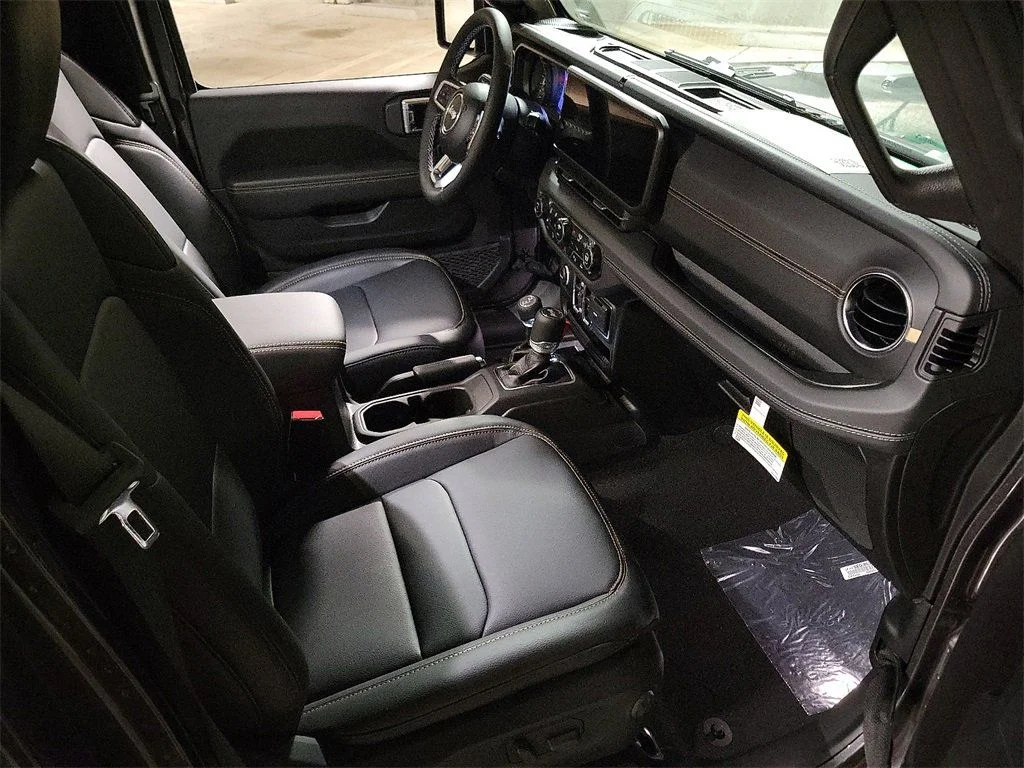 2025 Jeep Wrangler 4-Door Sahara - Photo 14