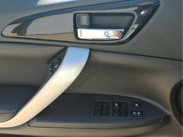 Used 2025  Mitsubishi SE image 15
