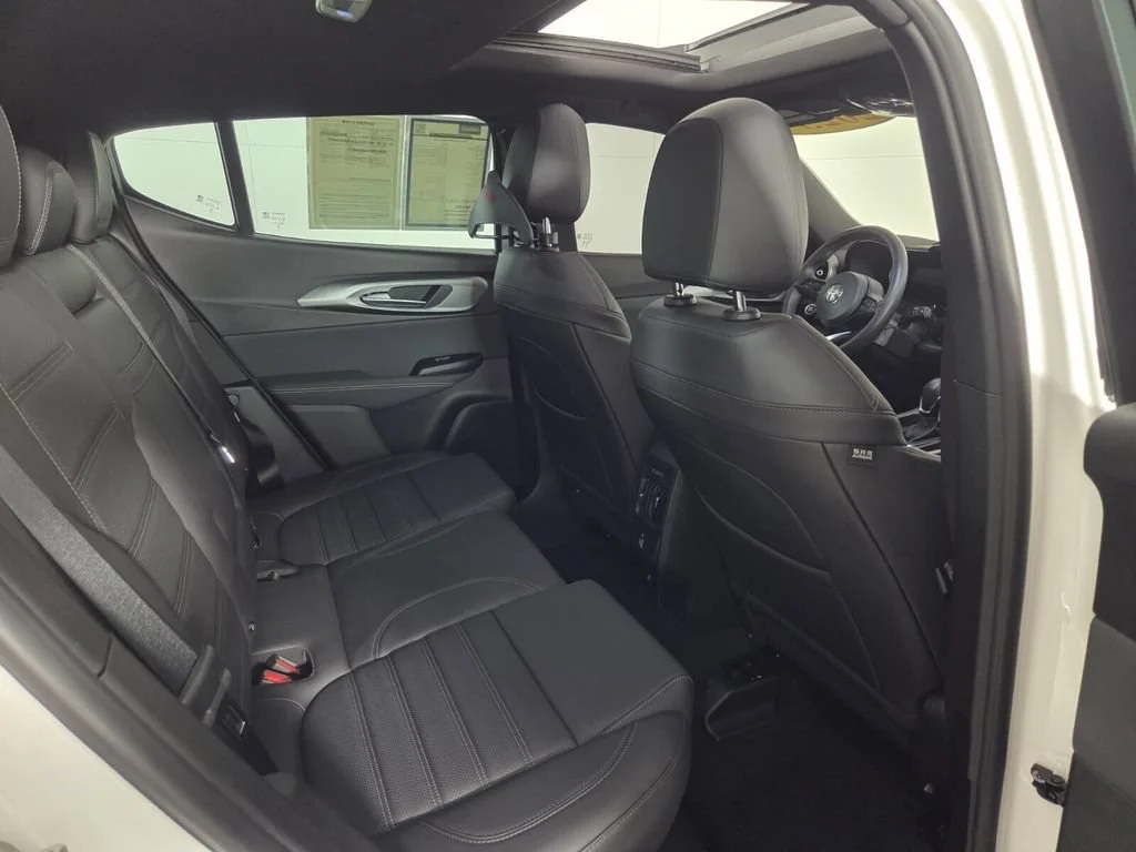 Used 2025 Milano White Alfa Romeo Base image 31