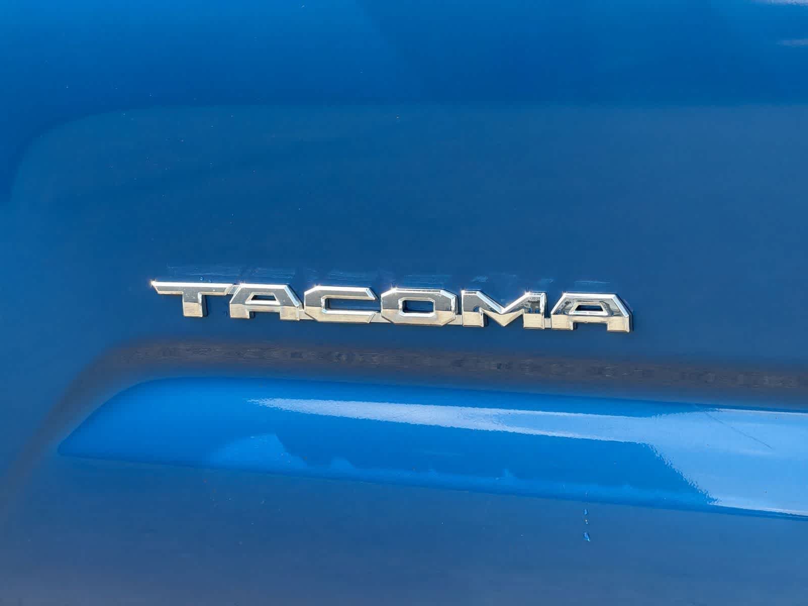 Used 2018 Blazing Blue Pearl Toyota SR5 image 13