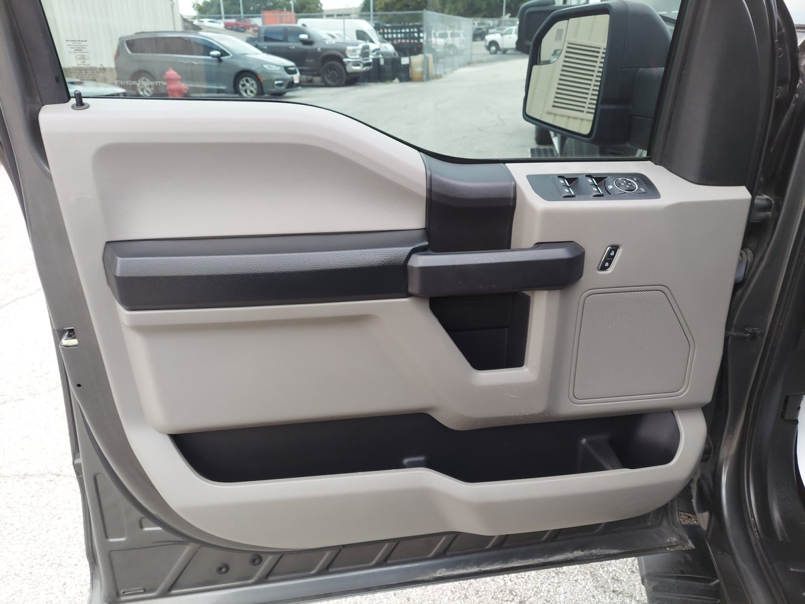Used 2018 Magnetic Metallic Ford XL image 27