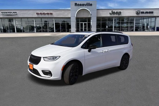 New 2026 Bright White Clear-Coat Exterior Paint Chrysler Limited image 8