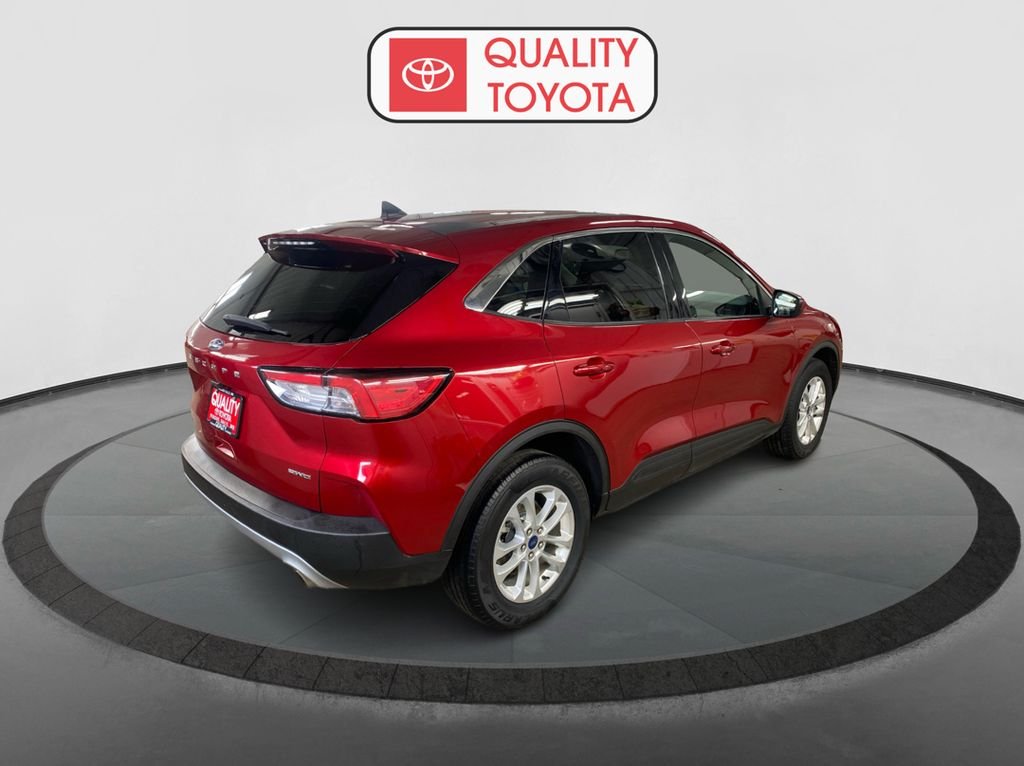 Used 2021 Red Ford SE image 3