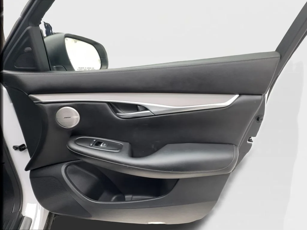 Used 2023 White INFINITI LUXE image 33