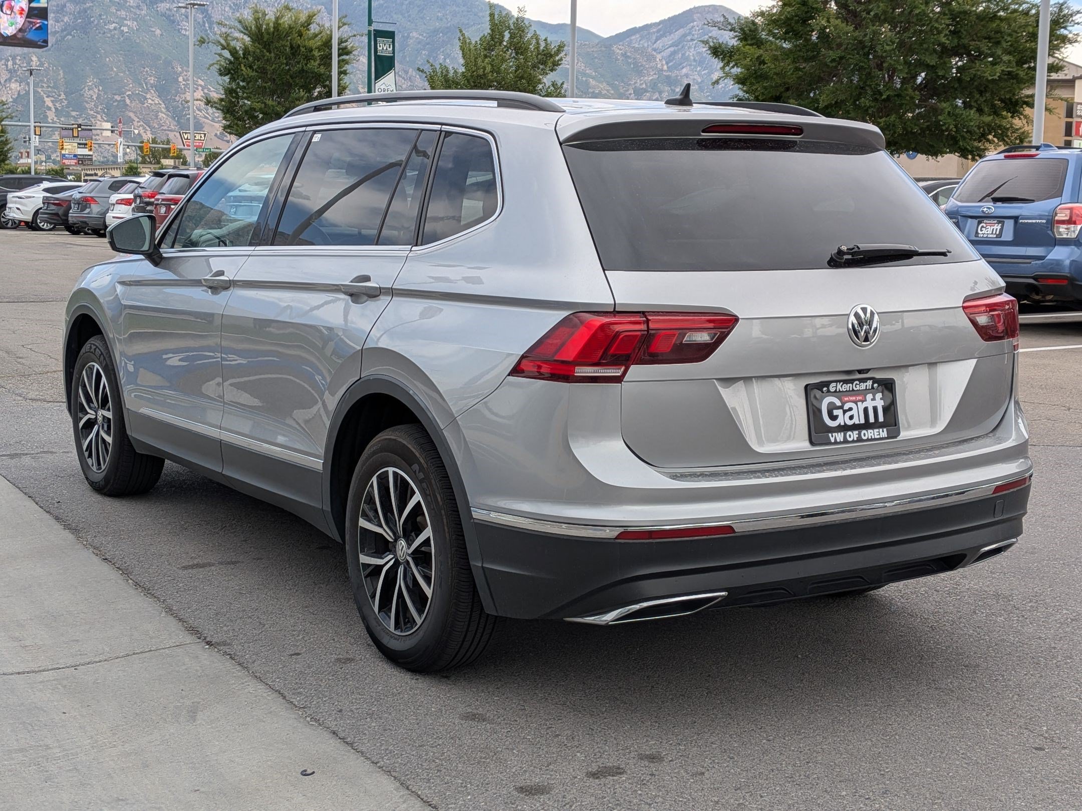 Used 2021 Pyrite Silver Metallic Volkswagen SE image 5