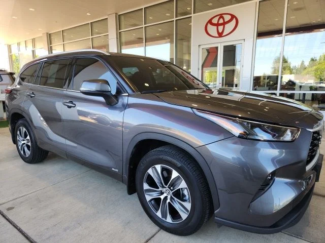 Used 2022 Gray Toyota XLE image 4