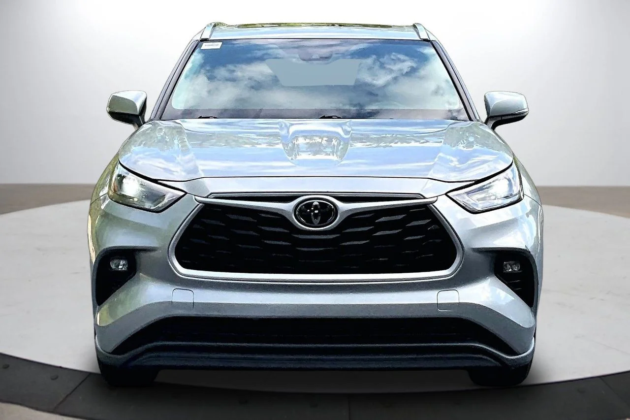 Certified Used 2021 Silver Toyota XLE image 3