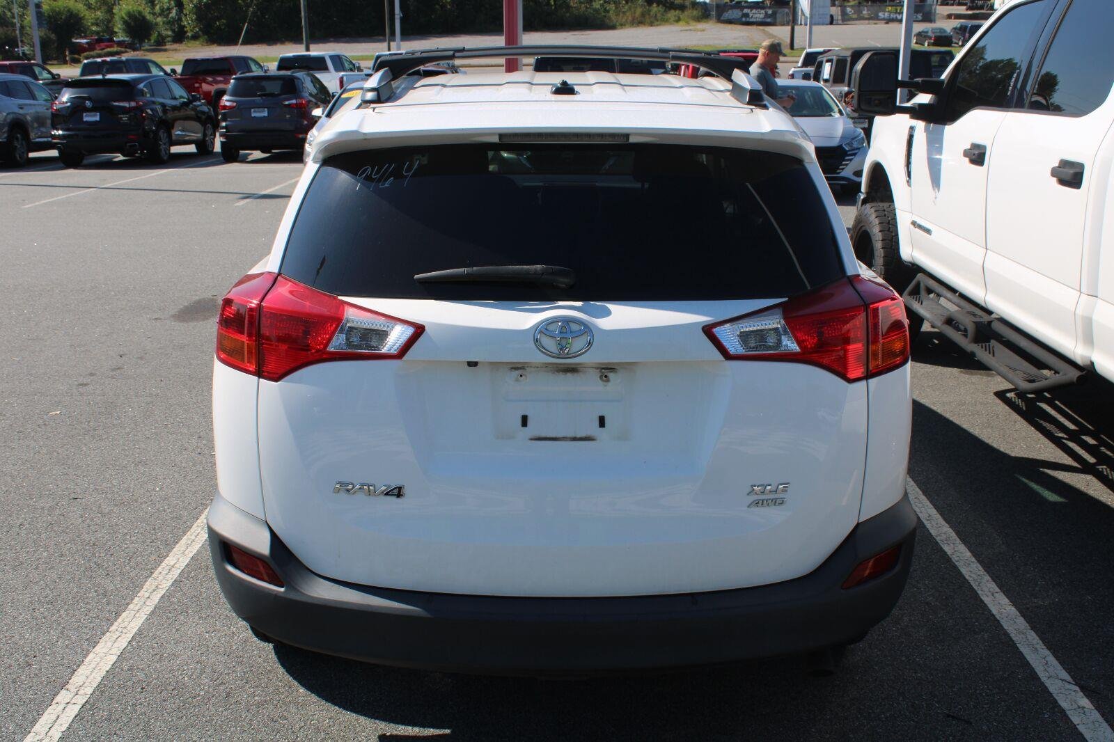 Used 2015 Super White Toyota XLE image 5