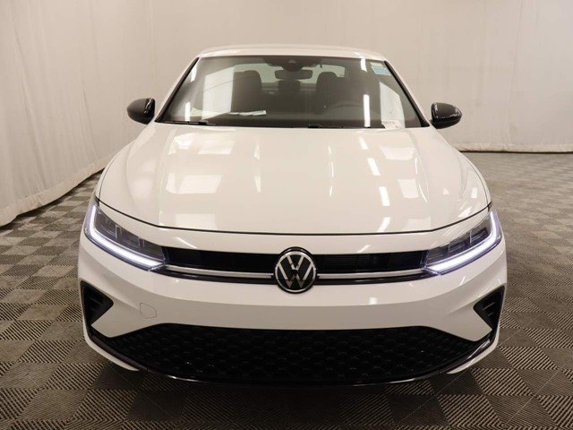 New 2026 Pure White Volkswagen 1.5T Sport image 4