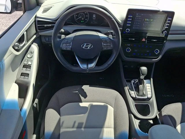 Used 2020 White Hyundai SE image 10