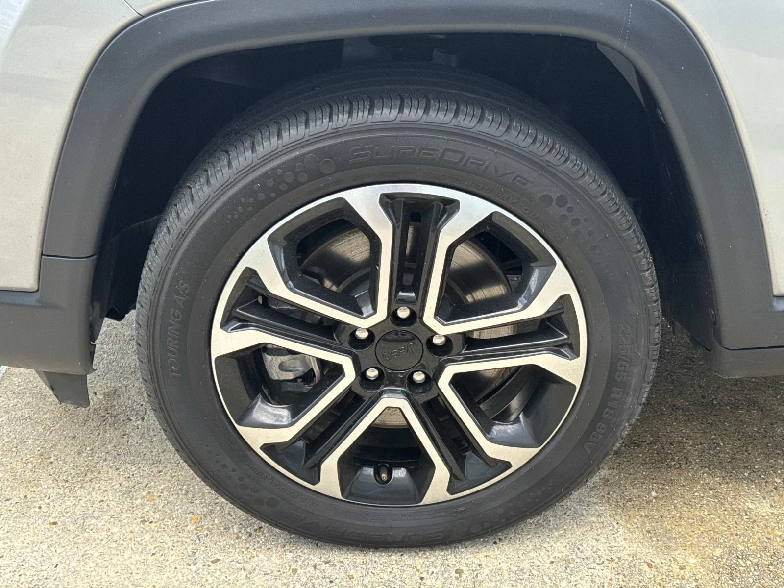 Used 2023 Silver Jeep Limited 4x4 image 4