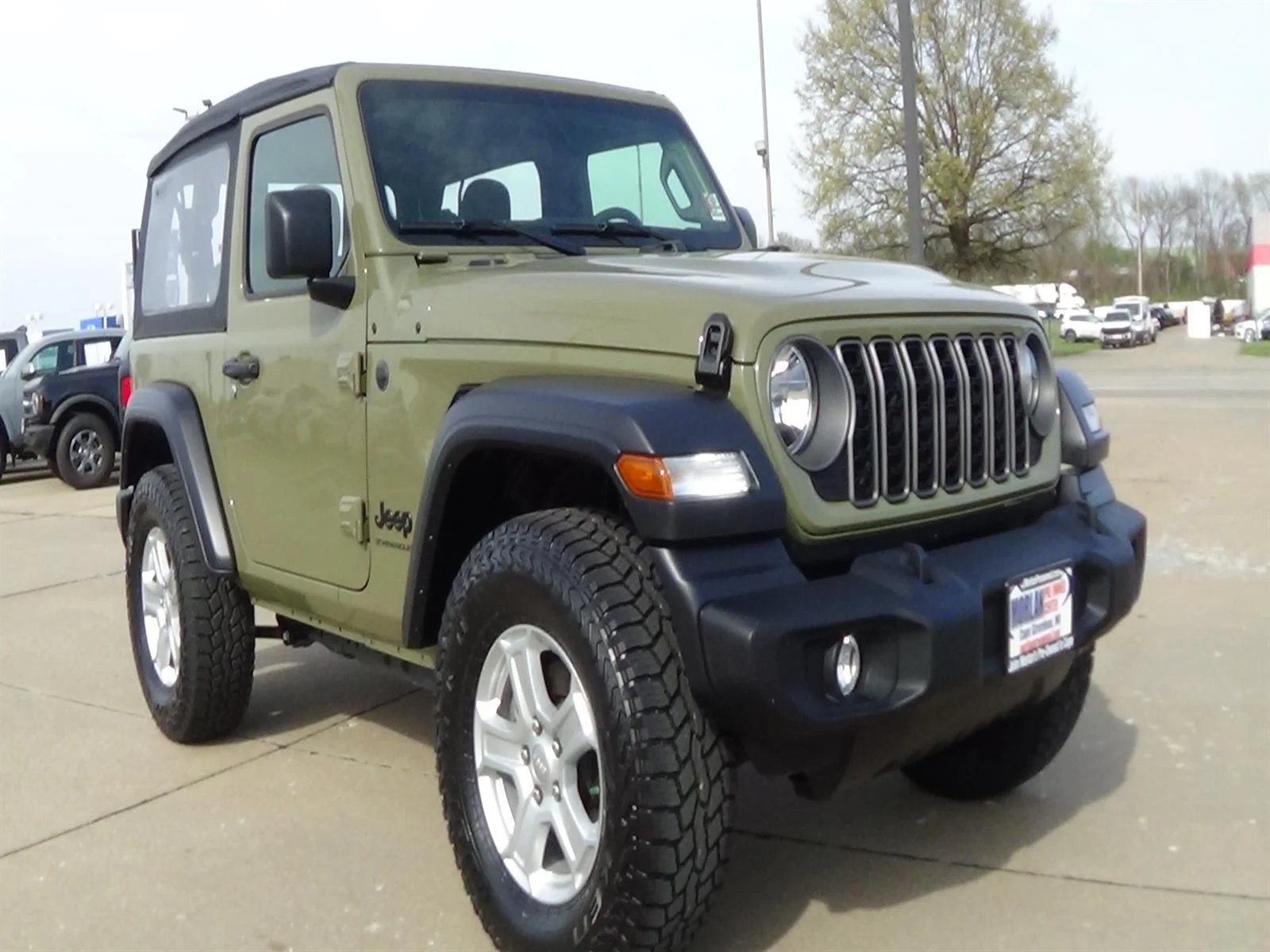 Certified Used 2025  Jeep Sport image 4