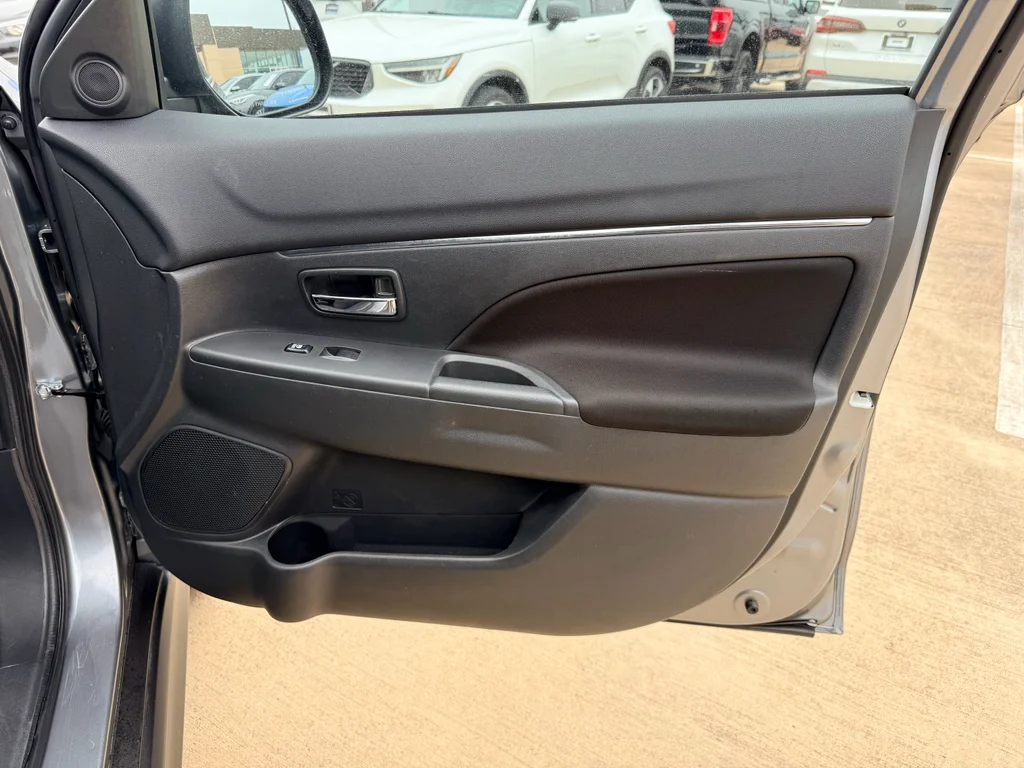 Used 2024 Labrador Black Pearl Mitsubishi ES image 12