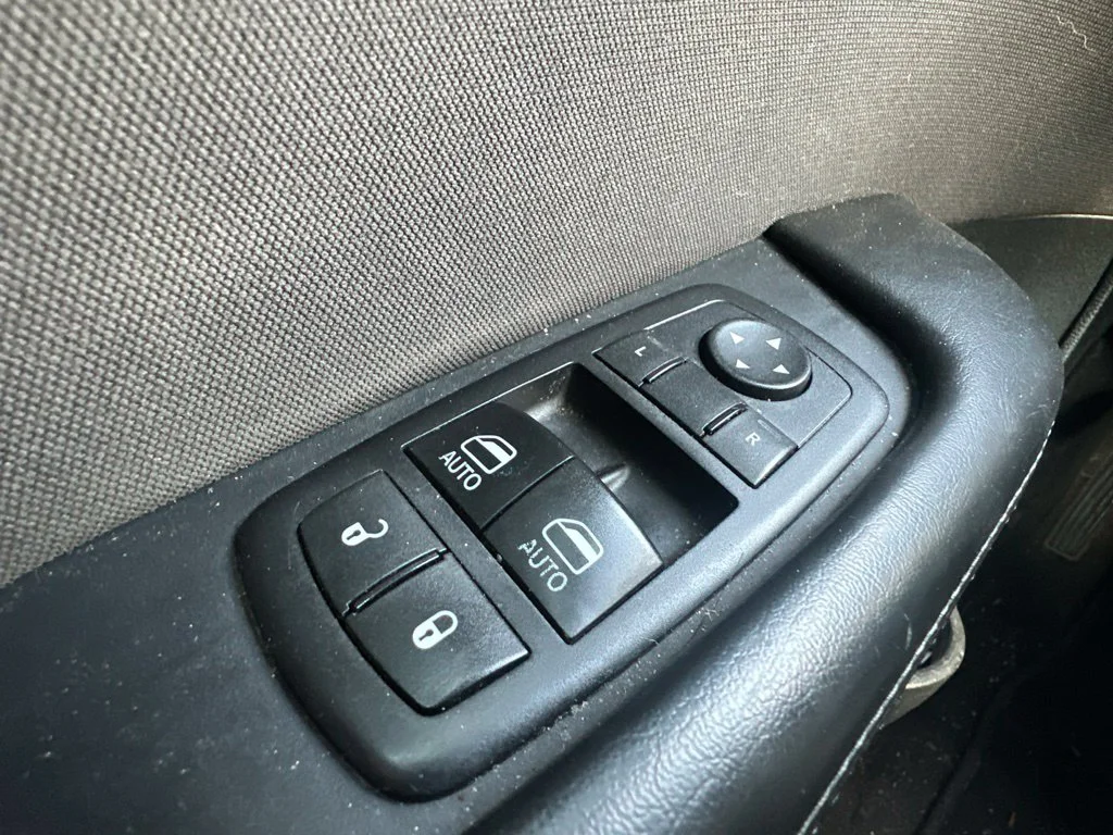 Used 2015 Pitch Black Clearcoat Dodge SXT image 17