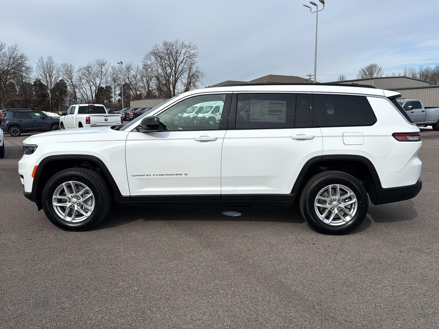 New 2026 Bright White Clear-Coat Exterior Paint Jeep Laredo X image 10