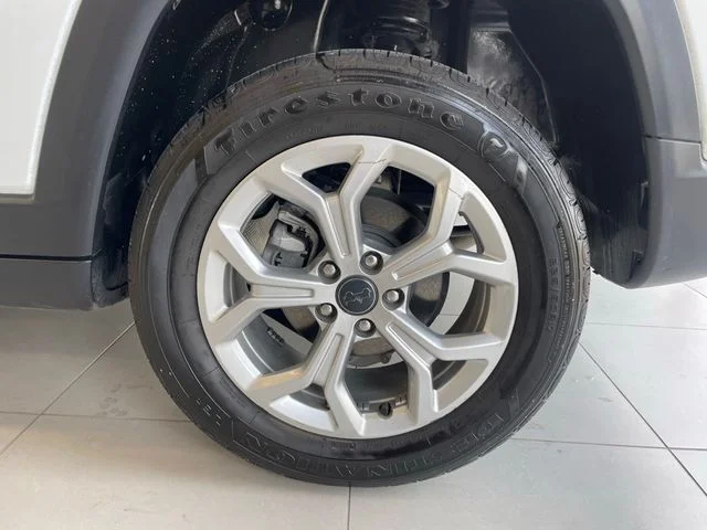 Used 2025 White Jeep Latitude image 17