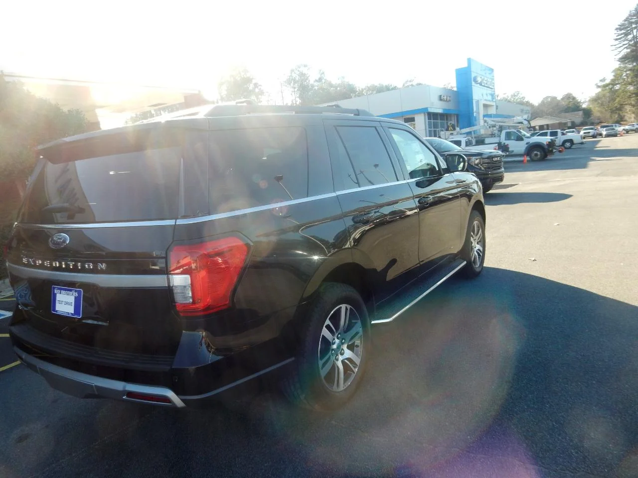 New 2022 Black Ford XLT 4X2 image 8