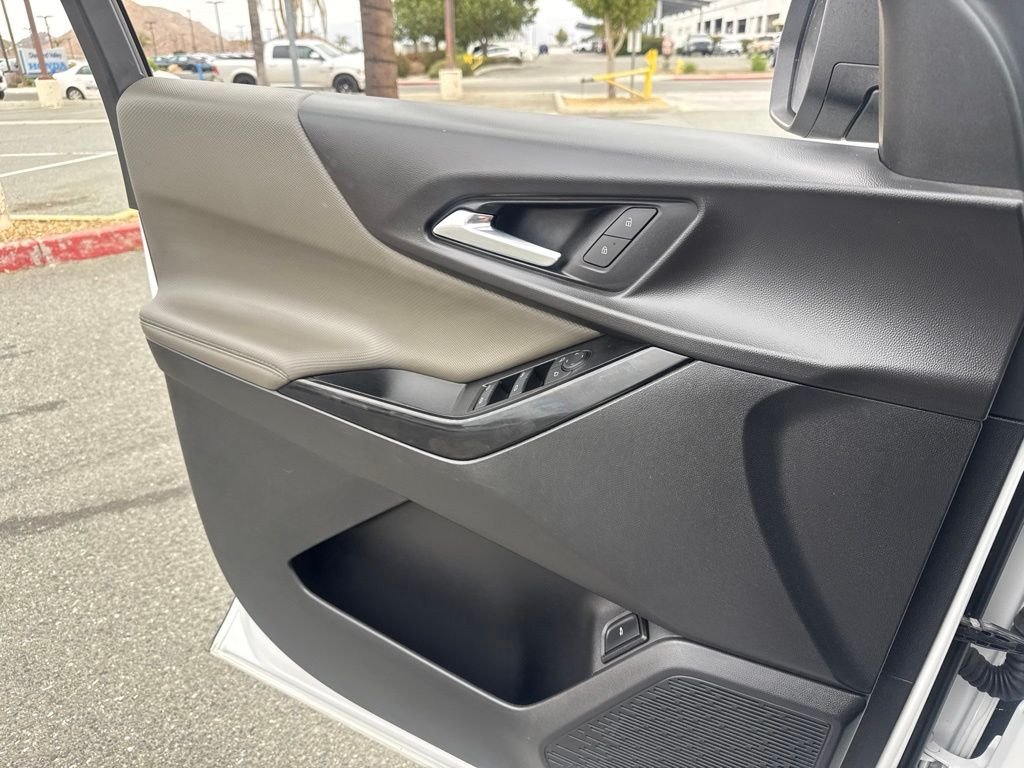 Used 2025 White Chevrolet LT image 25