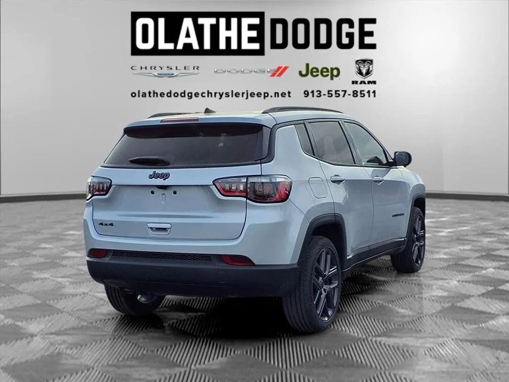 New 2026 Silver Zynith Metallic Clearcoat Jeep Latitude image 24