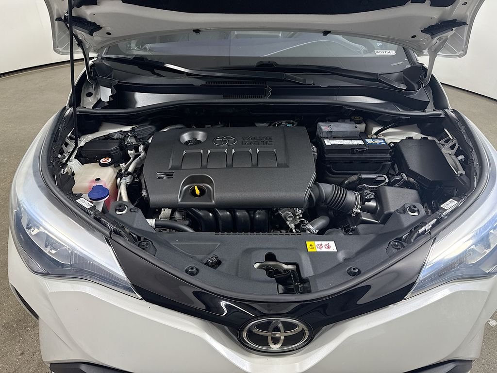 Used 2020 Blizzard Pearl w/Black Roof Toyota XLE image 28