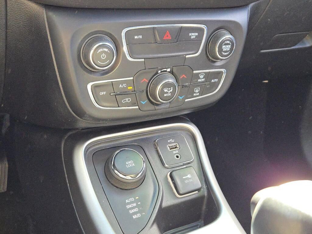Used 2018 Gray Jeep Latitude image 25