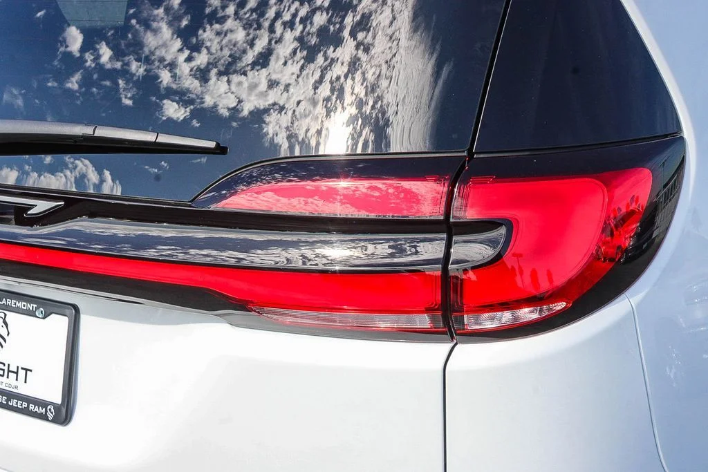 New 2027 White/off-white Chrysler Select image 10