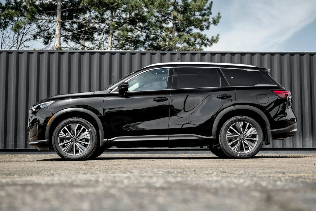 New 2027 MINERAL BLACK INFINITI Luxe AWD image 3