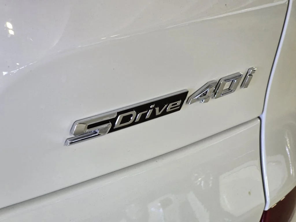 Used 2026 Alpine White BMW sDrive40i image 7