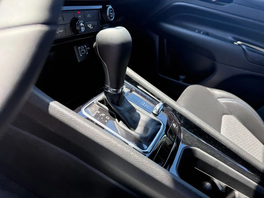 New 2026 Bright White Clearcoat Jeep Latitude image 19