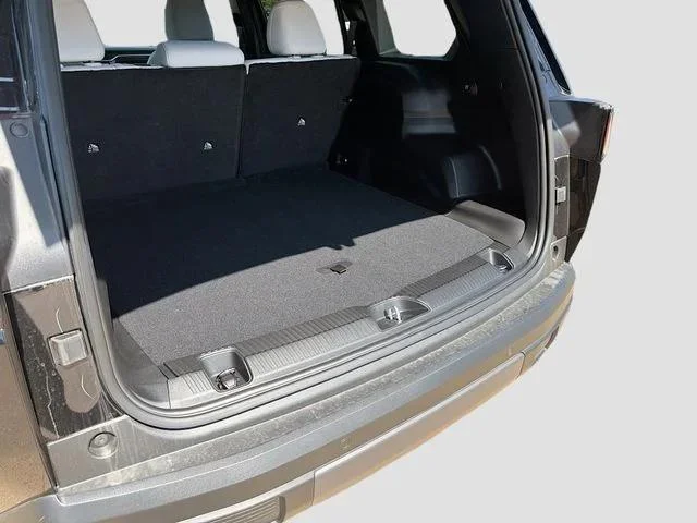 New 2026 Diamond Black Crystal Pearlcoat Jeep Laredo image 29