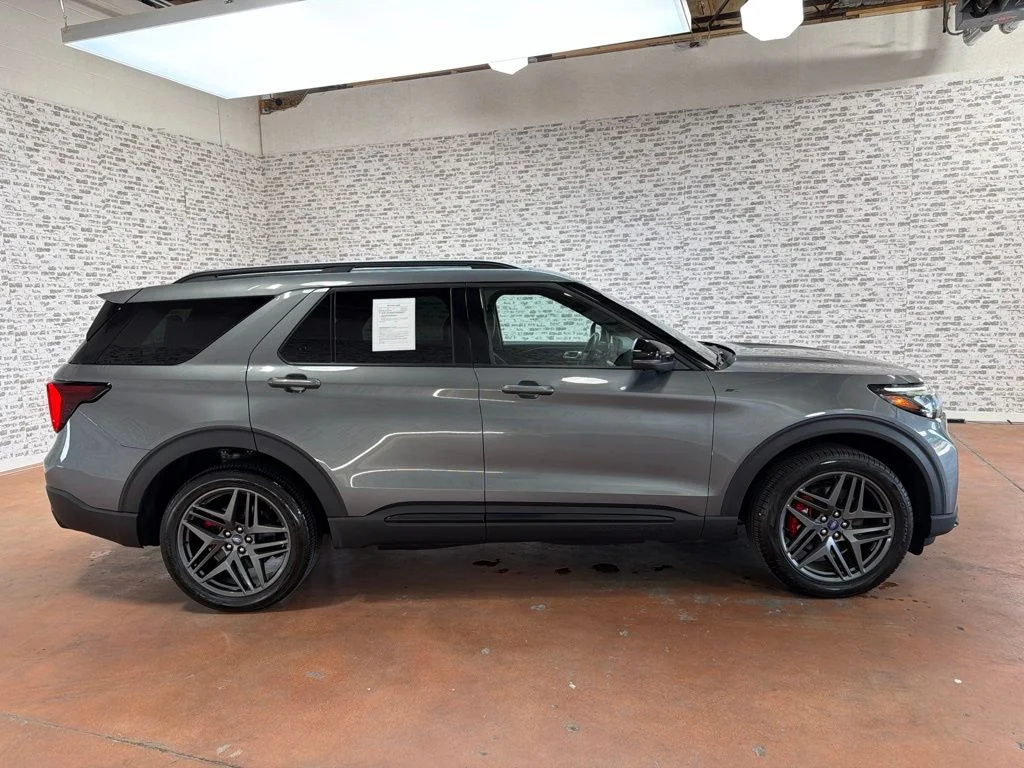 Used 2025 Carbonized Gray Metallic Ford ST-Line image 8