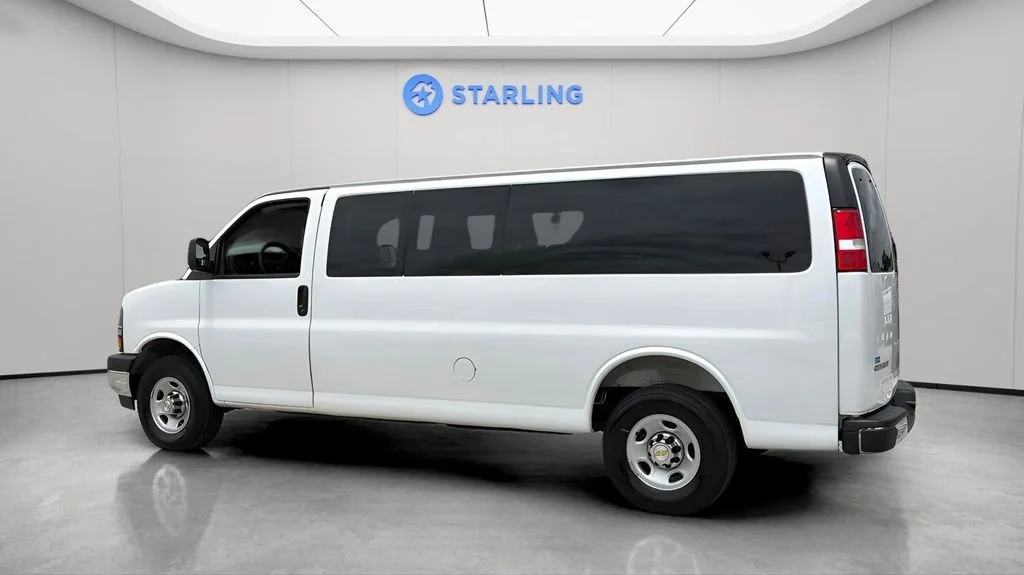 Used 2025 Summit White Chevrolet 1LT image 4