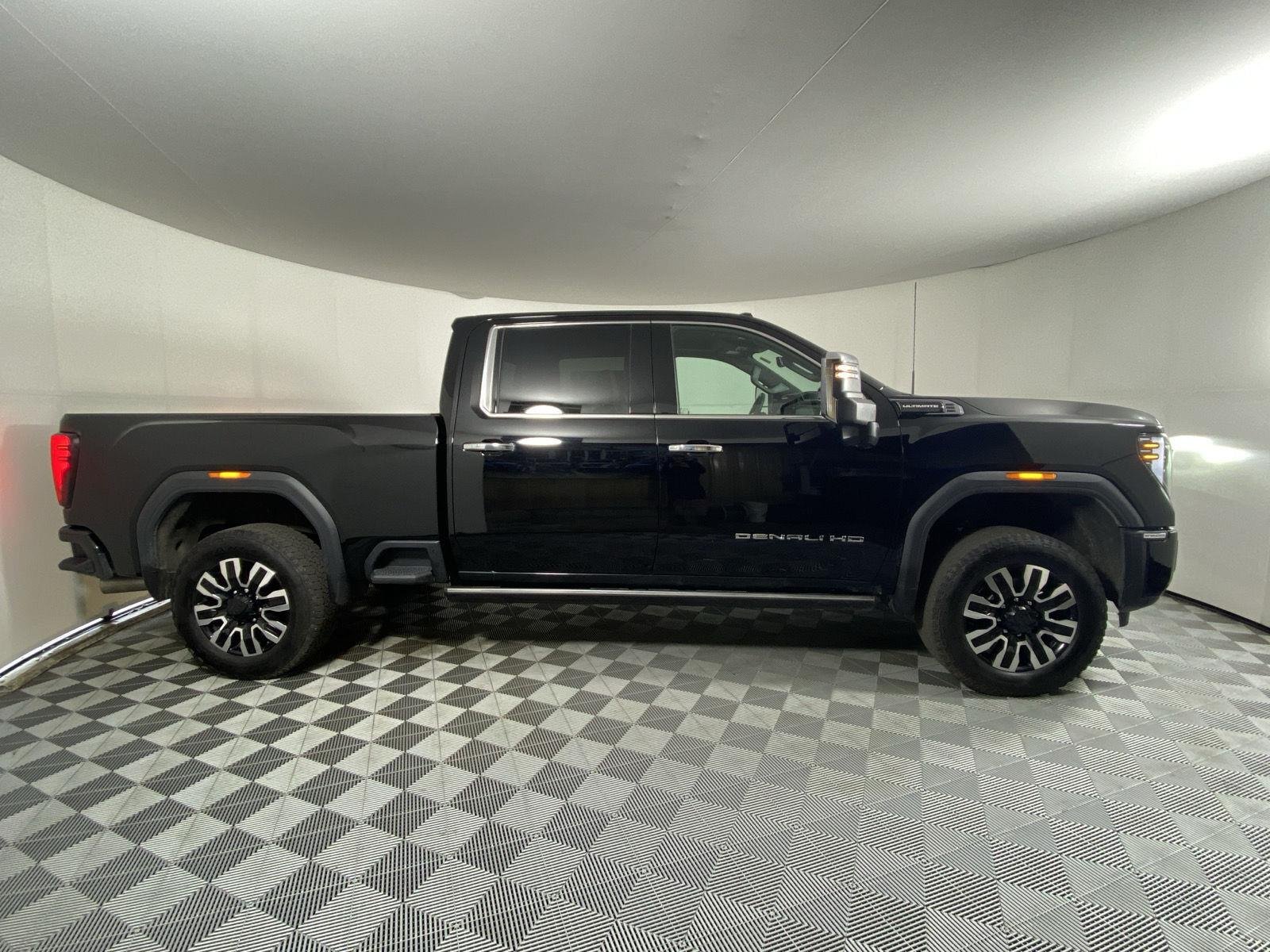 Used 2025 Onyx Black GMC Denali Ultimate image 3