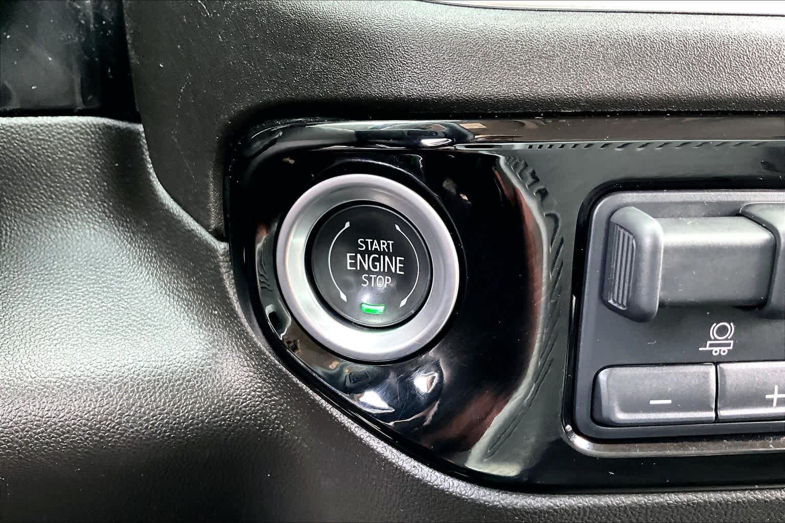 Used 2025 Summit White GMC SLT image 35