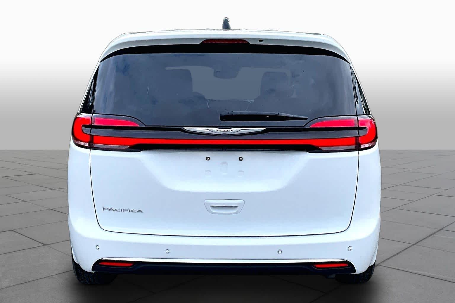 Used 2025 Bright White Clearcoat Chrysler Select image 5