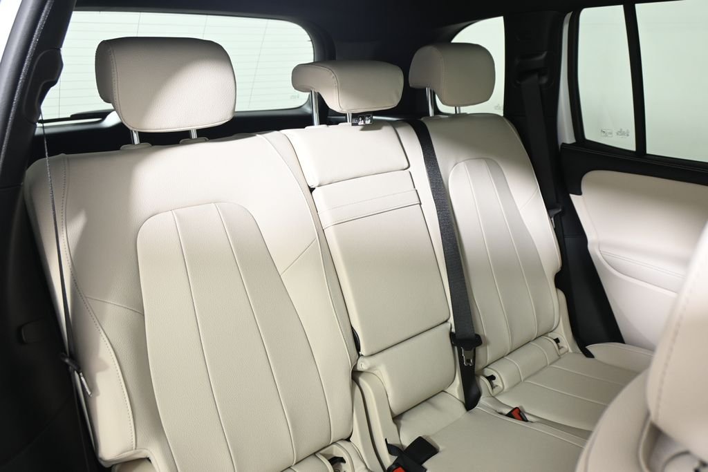 Used 2026 Polar White Mercedes-Benz GLB 250 image 33