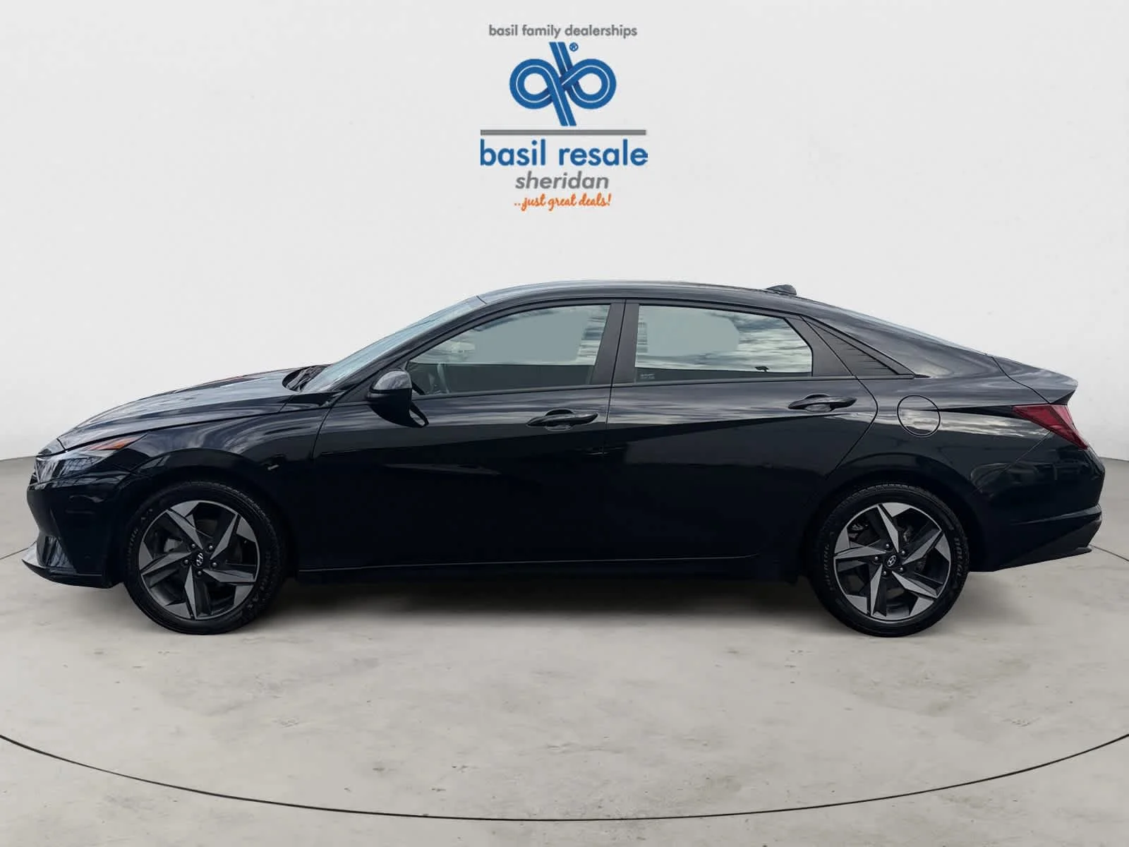 Used 2023 Phantom Black Hyundai SEL image 3