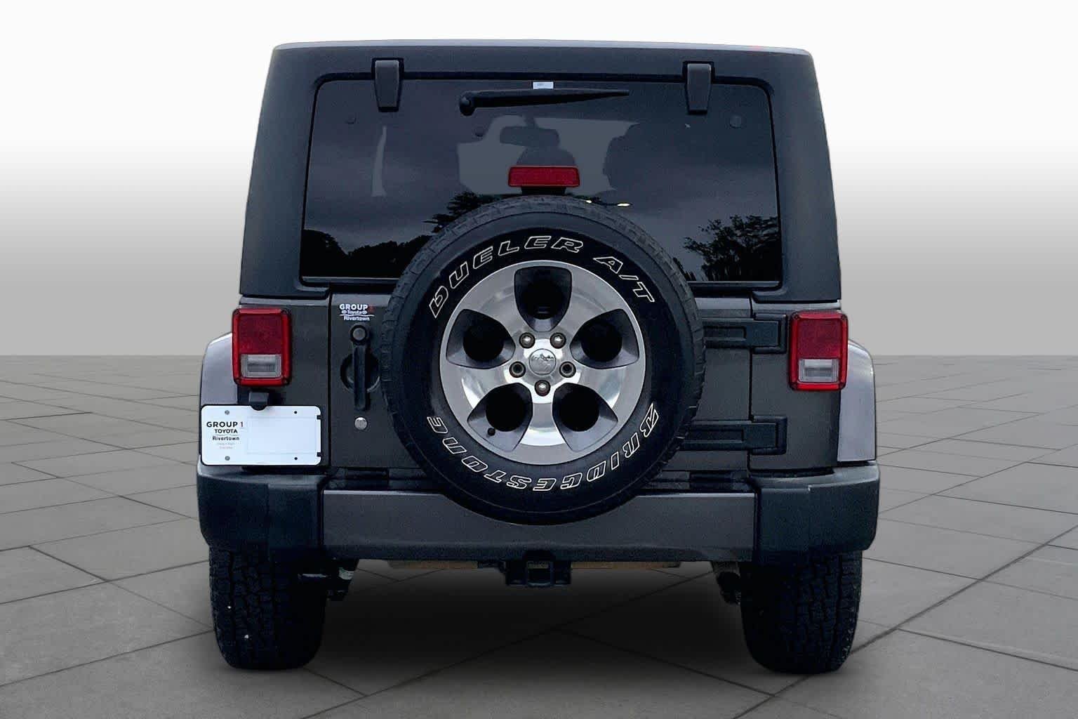 Used 2017 Granite Crystal Met. Clear Coat Jeep Sahara image 5