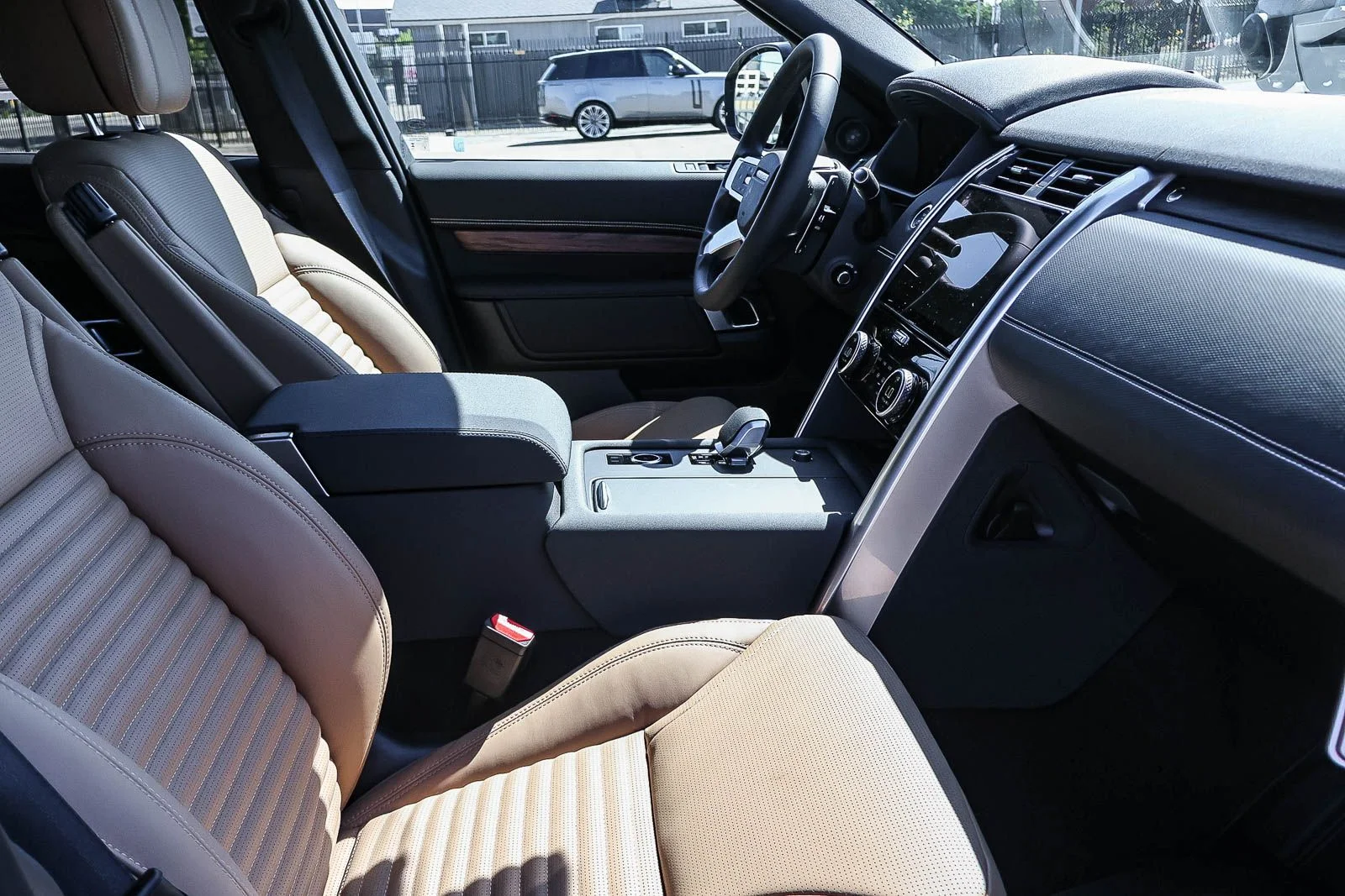New 2026 Carpathian Grey Land Rover Dynamic SE image 17