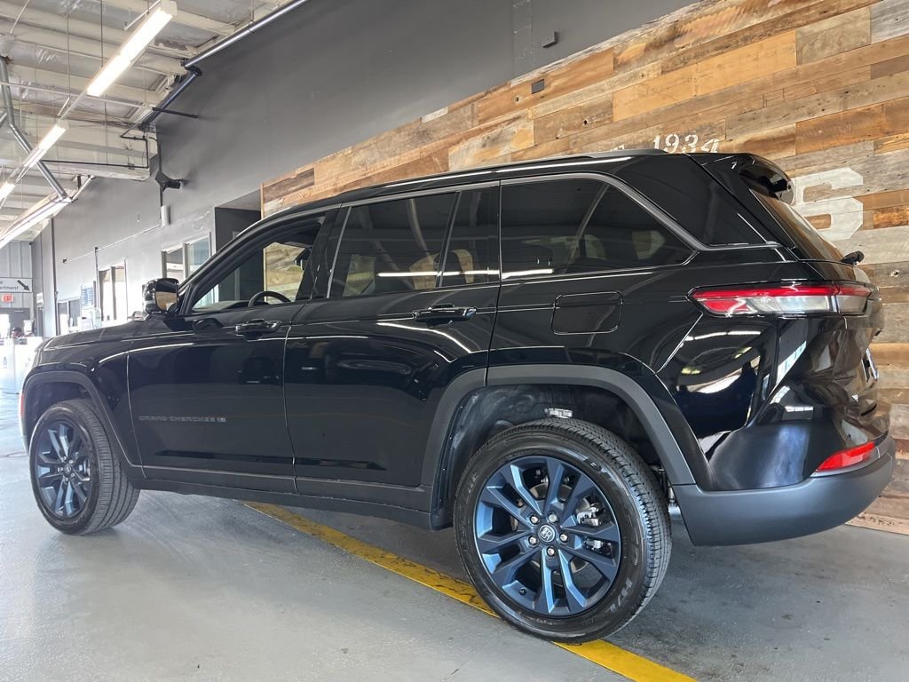 New 2026 Diamond Black Crystal Pearl-Coat Exterior Paint Jeep 85th Anniversary image 18