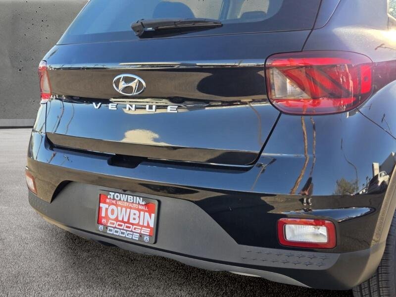 Used 2021 Black Hyundai SE image 6