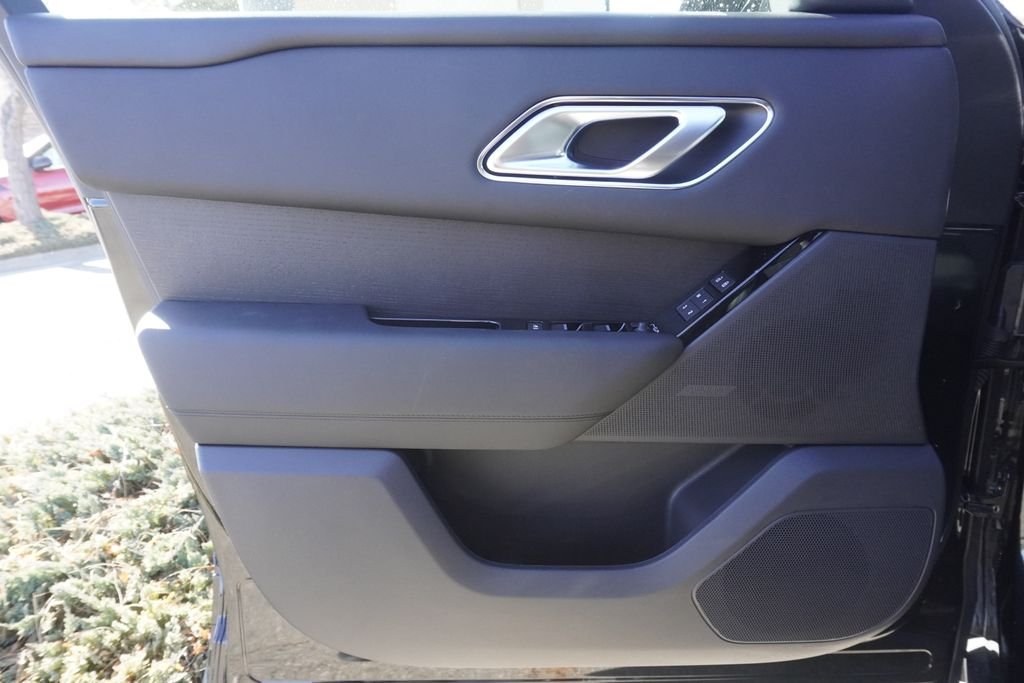 New 2026 Santorini Black Land Rover Dynamic SE image 17