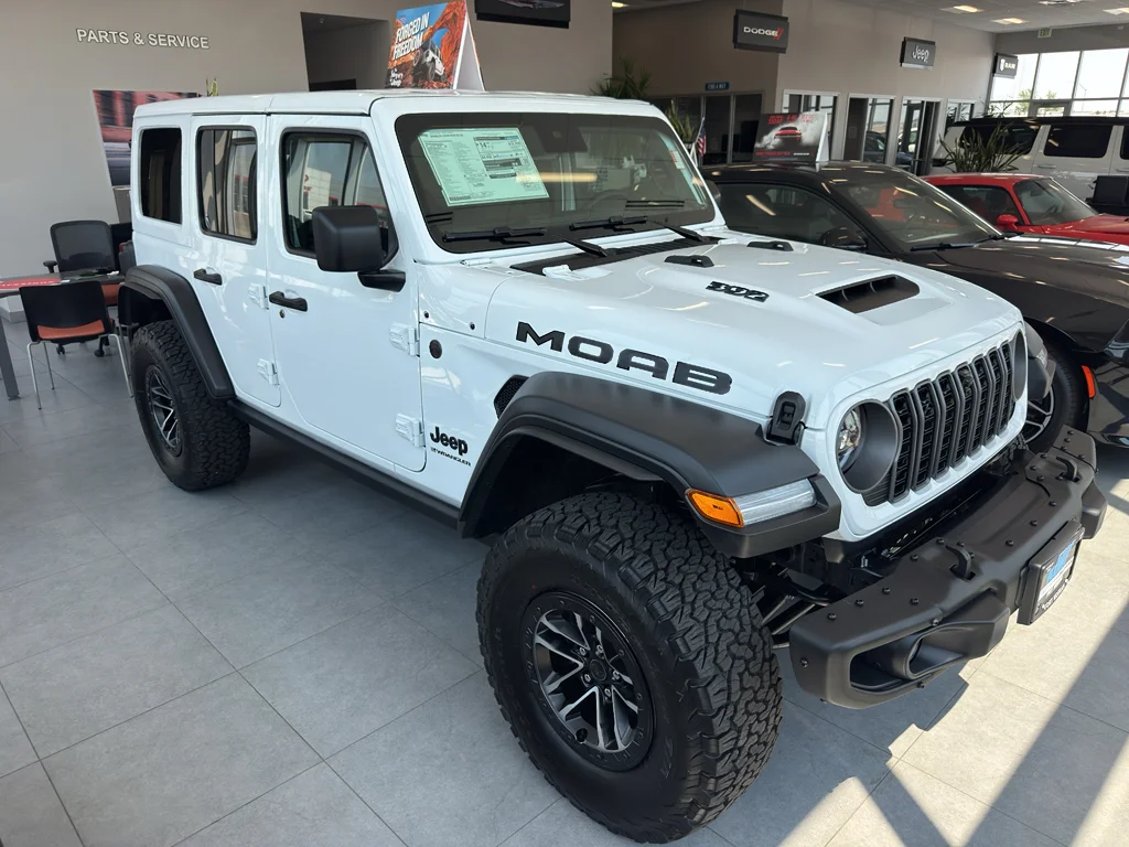 New 2026 Bright White Clear-Coat Exterior Paint Jeep Moab 392 image 3