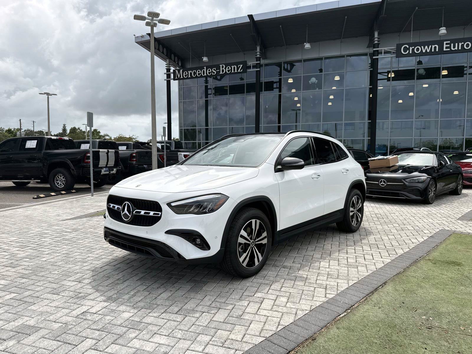 New 2026 Polar White Mercedes-Benz 250 SUV image 2