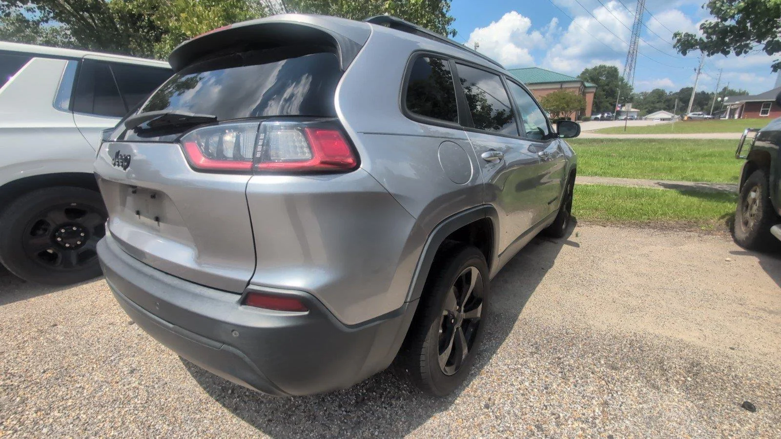 Used 2021 Diamond Black Crystal Pearlcoat Jeep Altitude image 2