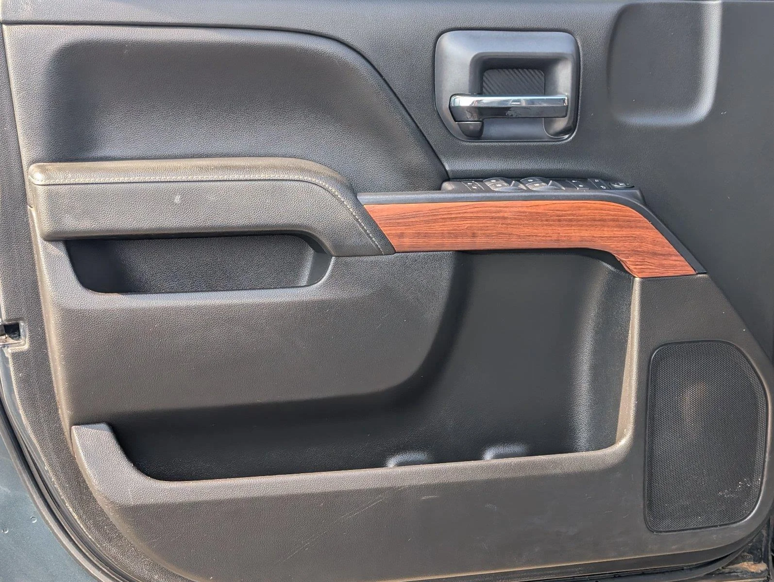 Used 2018 Graphite Metallic Chevrolet LT image 13