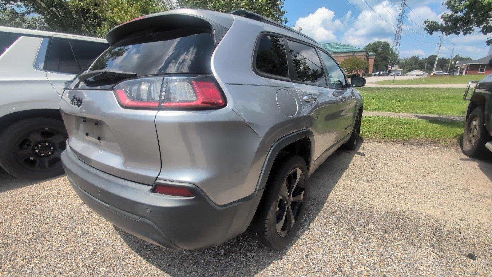 Used 2021 Diamond Black Crystal Pearlcoat Jeep Altitude image 2