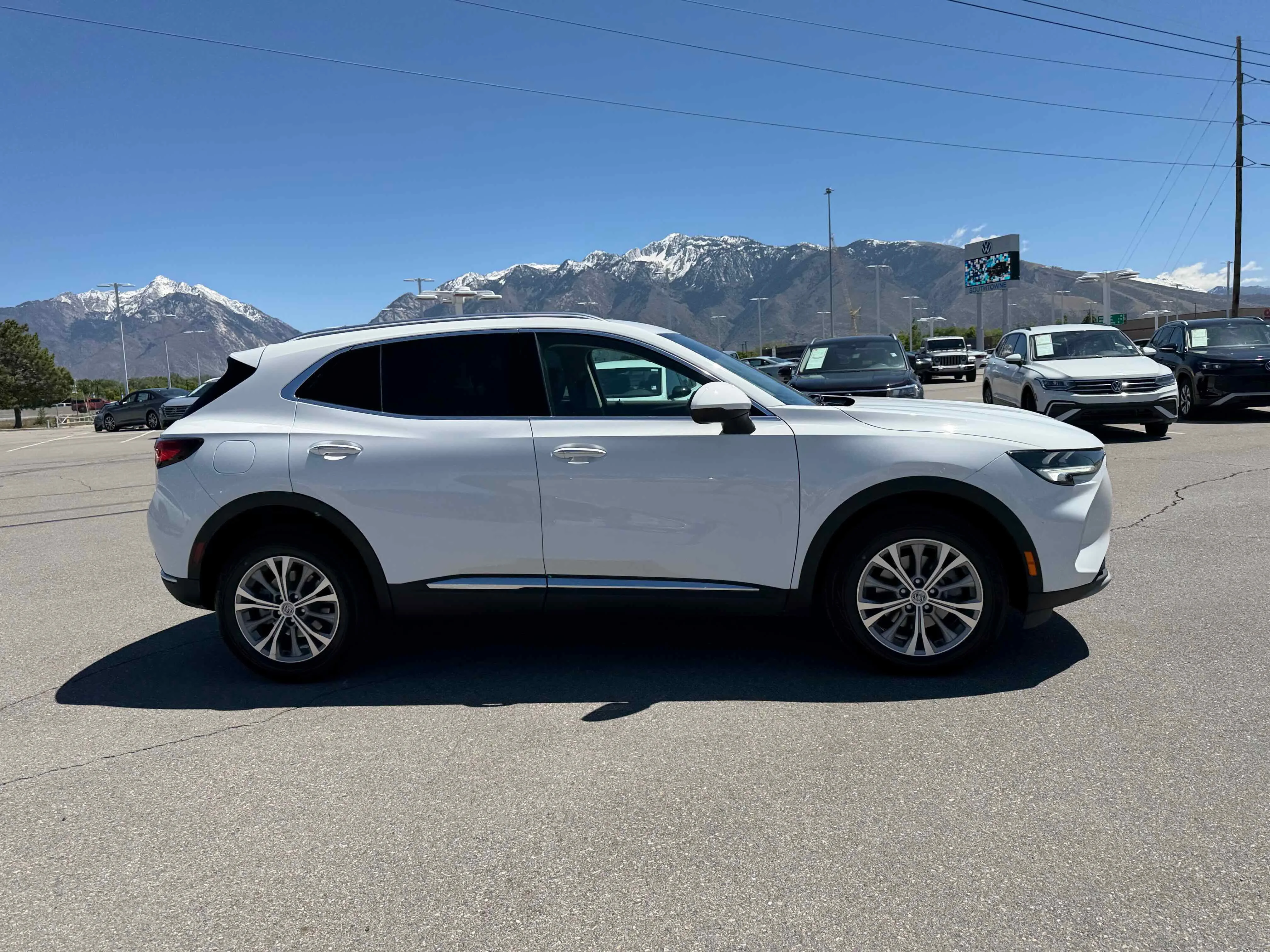 Used 2022 Summit White Buick Preferred image 8