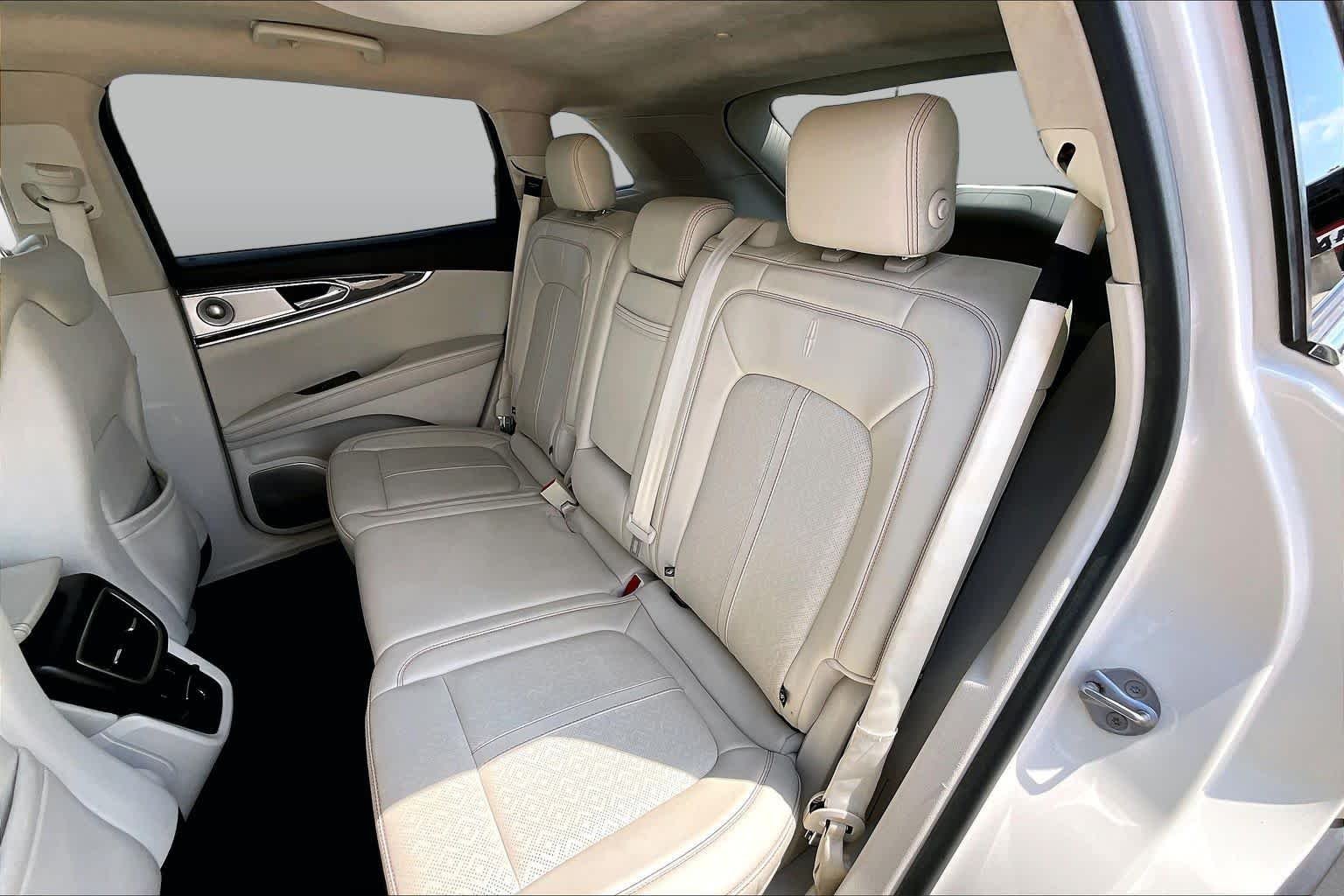 Used 2016 Confidential White 3C (Tri-Coat) Lincoln Black Label image 21